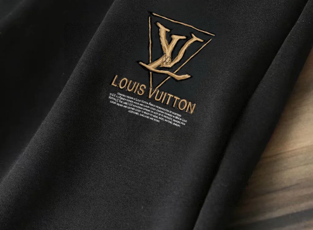 🅿️400 direct batch [LV Louis Vuitton] (Fat Man Gospel) hot-selling suit is coming. Focus on the original version of the official website. 2025 new hot-selling cardigan sweater suit. The original order is the best. 🇭🇰The meticulous work of top designers. Just for a fitting and perfect upper body effect. 100% natural high-quality Roman cotton, close-fitting comfort, noble and elegant! Original hardware embodies elegance and nobility! Counter size: M-5XL (maximum wear up to 220 pounds)